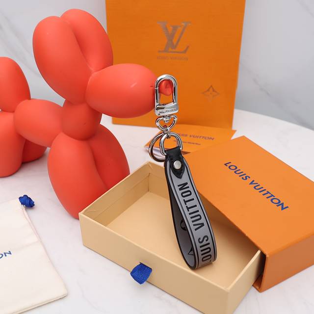 루이비통 캐피탈 LV 백참 & 키홀더 M00337
