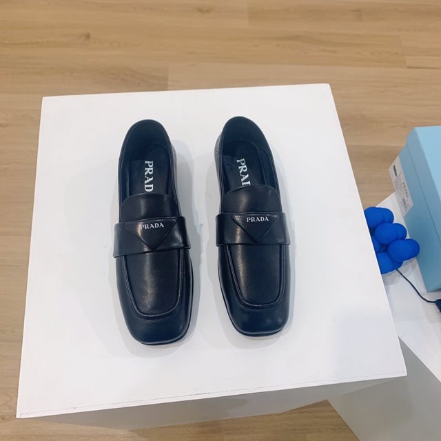 프라다 브러시드 가죽 여성 로퍼