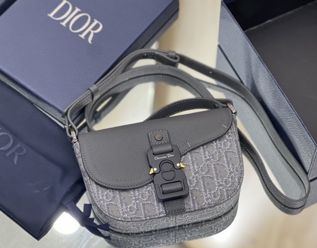 디올 새들 SADDLE 스트랩 파우치 2ADCA435DOS