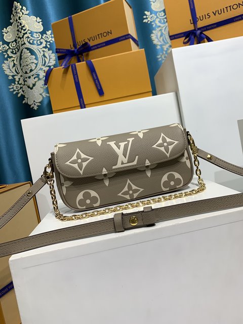 루이비통 월릿 온 체인 아이비 Wallet On Chain Ivy M82211