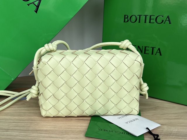보테가 베네타 미니 루프 Mini Loop 카메라 백 680254