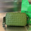 보테가 베네타 클래식 인트레치아토 스몰 카메라 백 710048