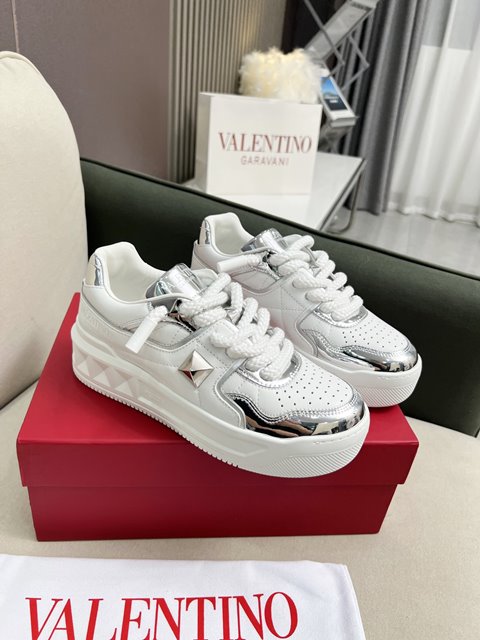 발렌티노 원 스터드 ONE STUD XL 나파 가죽 로우탑 스니커즈 3Y0S0G37XTM