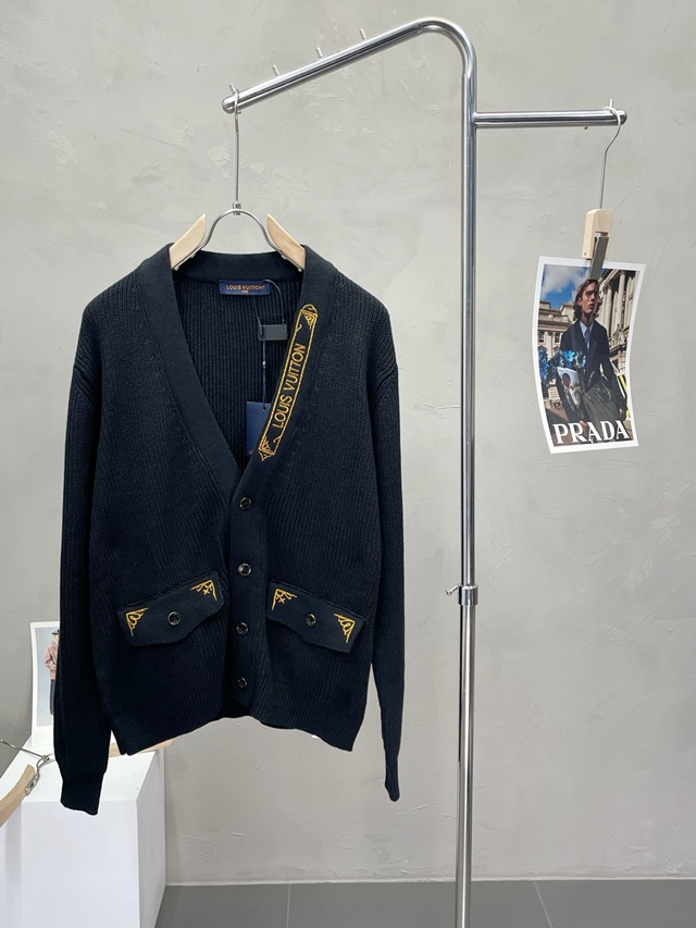 루이비통 엠브로이더드 시그니처 가디건 1AHVMZ