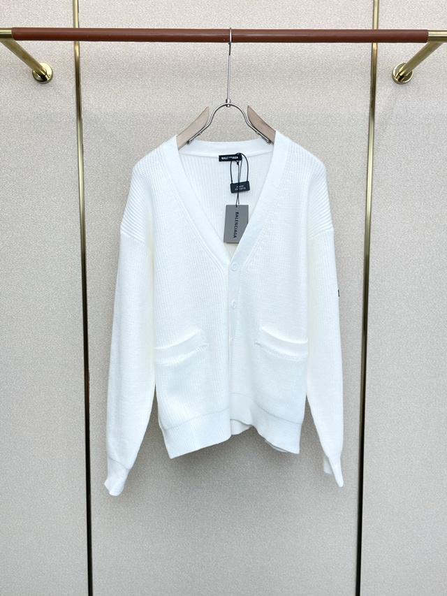 발렌시아가 브이넥 니트 가디건