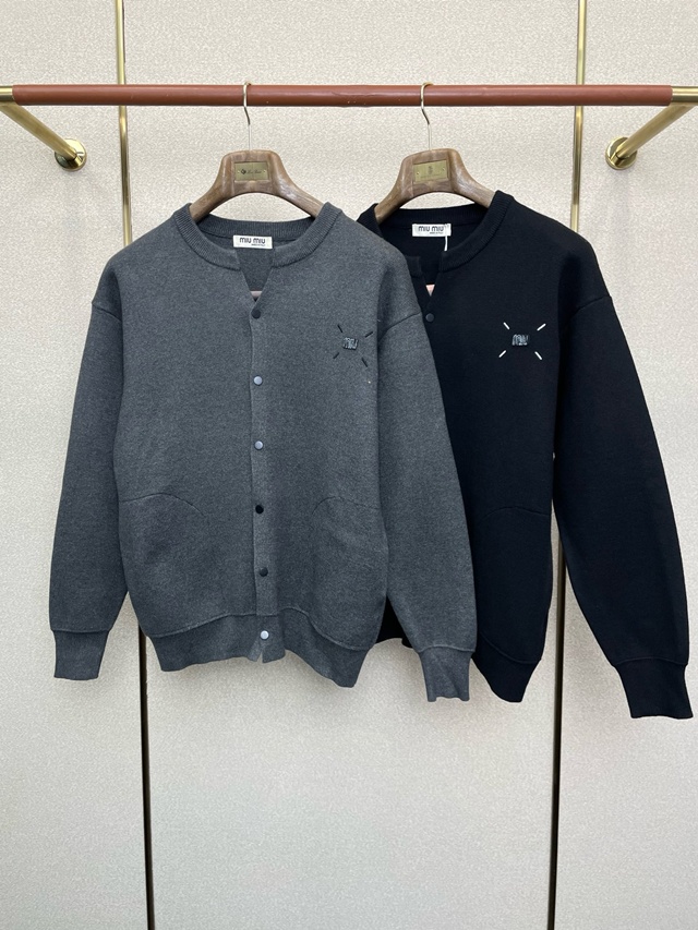 미우미우 라운드넥 가디건 2칼라