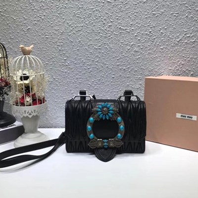 미우미우 마테라세 가죽 레이디 밴돌리어 백 5BH609