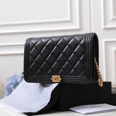 샤넬 리보이 WOC 