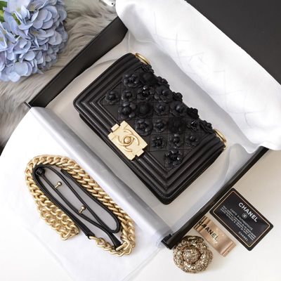 샤넬 A67085 스몰 자수 보이 플랩 백 블랙