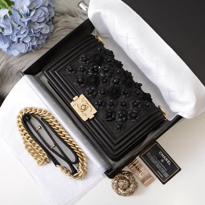 샤넬 A67086 미디엄 자수 보이 플랩 백 블랙