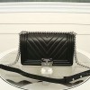 샤넬 라지 스티치 쉐브론 패턴 카프스킨 미듐 보이 플랩 백 -블랙
