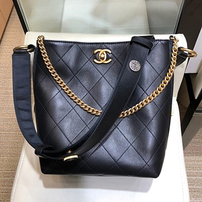 샤넬 A57563 버튼 업 카프스킨 호보 핸드백 블랙