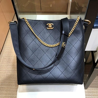 샤넬 A57576 버튼 업 카프스킨 호보 핸드백 블랙