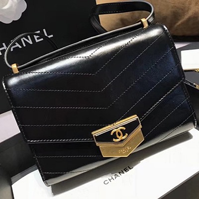샤넬 A57490 스몰 플랩 백 블랙 카프스킨 골드 톤 메탈 