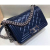 샤넬 스몰 메탈릭 크럼플드 왁시 레더 레진 보이 플랩 숄더 백 로얄 블루