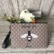 구찌 [Gucci Bestiary] 허니비 프린트 GG 수프림 파우치 473704