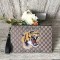 구찌 [Gucci Bestiary] 타이거 프린트 GG 수프림 파우치 473704