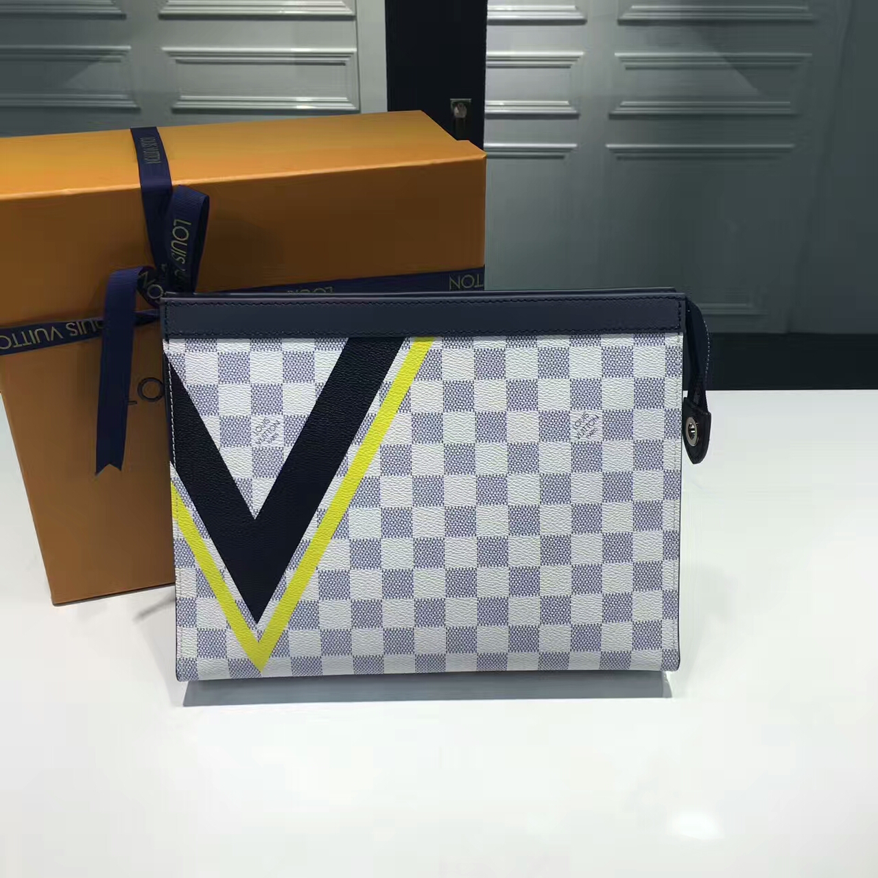 루이비통 포쉐트 보야주 다미에 -화이트 lv 컵 여행 가방 N60049  -화이트