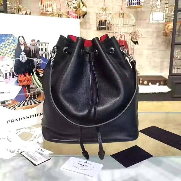 프라다 버켓 백