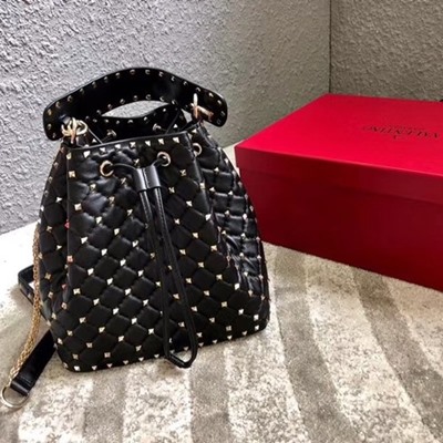 발렌티노 락스터드 가죽 bucket 백 0059L black