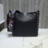 발렌티노 락스터드 가죽 메신져 50031 black