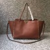 발렌티노 락스터드 라지 토드 0973 brown